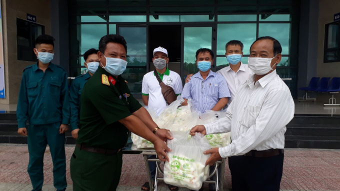 Trong các đợt giãn cách xã hội năm 2021 do dịch Covid-19, ông Nhiệm đã hỗ trợ cho các lực lượng tuyến đầu chống dịch hơn 25 nghìn bịch sữa chua các loại. Ảnh: NVCC.